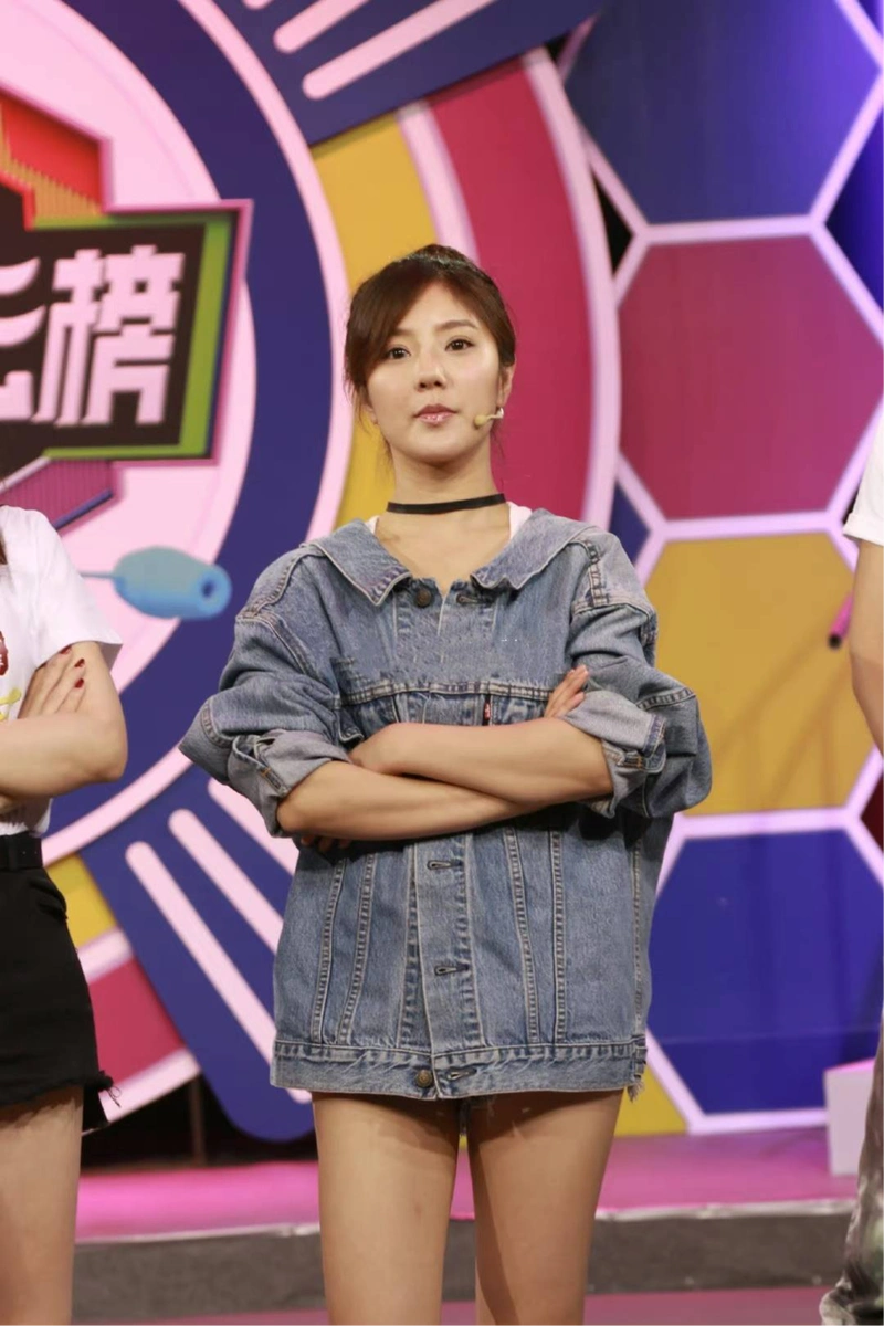 宅男女神赵奕欢近照曝光,穿背带裤一颗扣子都不系,身材已经发福