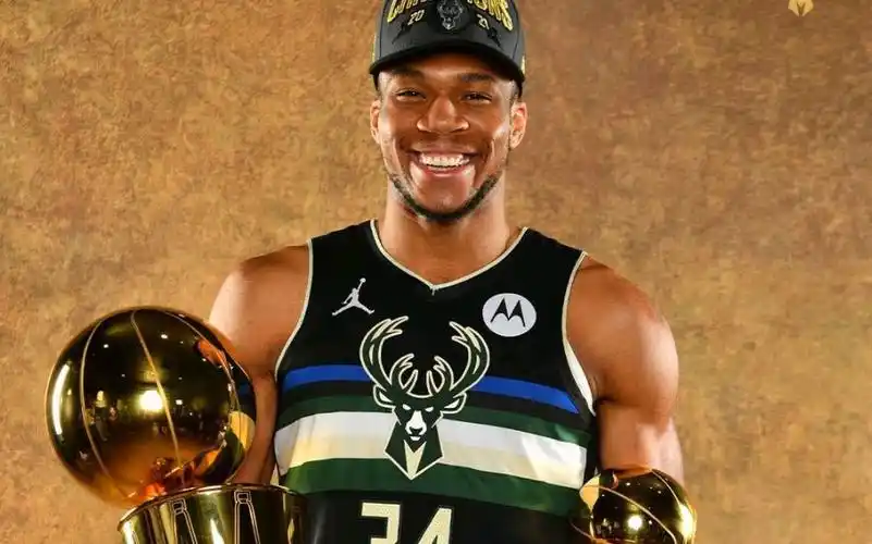 加冕冠军!密尔沃基雄鹿队冠军定妆照