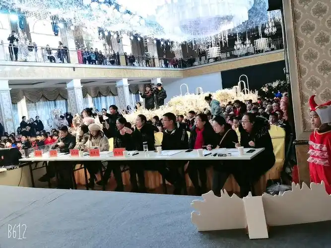 表演结束,等待评委老师打分