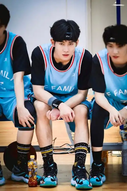 张真源夏季运动会饭拍#救命,已经想象到有这么一位学长在校园里打篮球