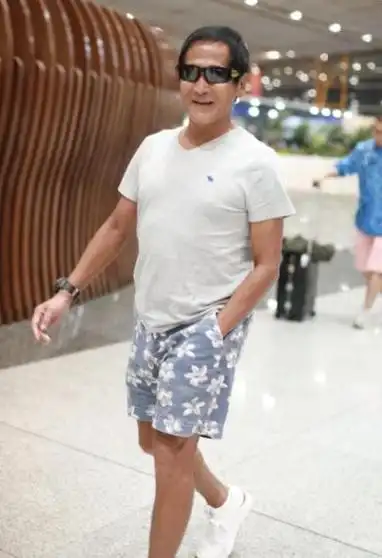 齐秦和相差24岁的妻子素颜近照只比儿子大三岁没王祖贤漂亮