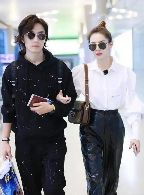 戚薇与老公牵手秀恩爱,穿皮裤搭衬衫太时髦,网友直呼太羡慕!