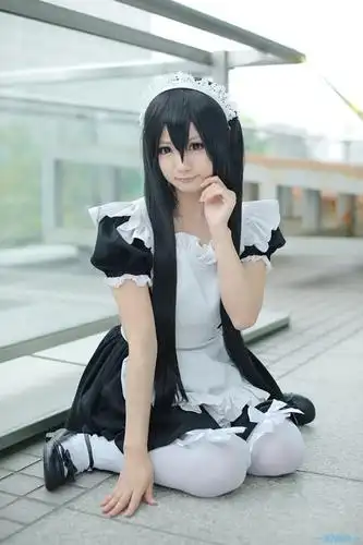 maika扮演中野梓跪坐在地上,右手撑地,左手贴着脸颊