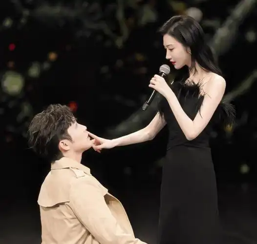 站在景甜和张彬彬旁边的张颜齐怎么了