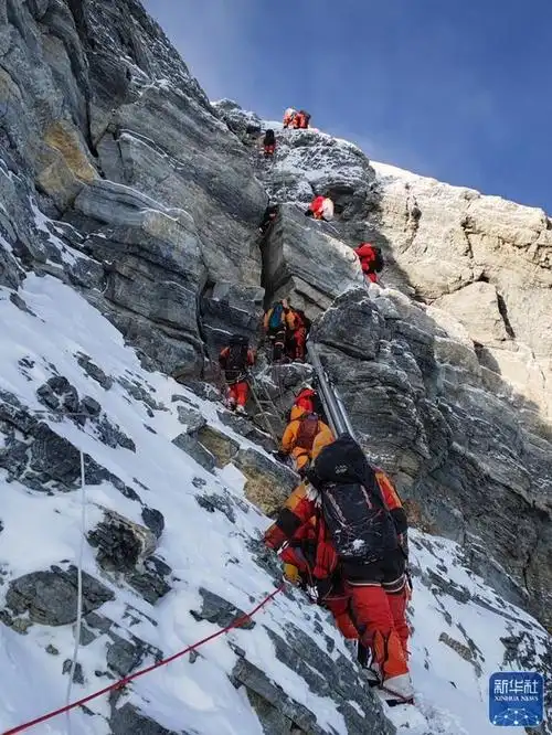 5月23日,2023年珠峰科考登顶队员在冲顶.新华社特约记者 拉巴 摄