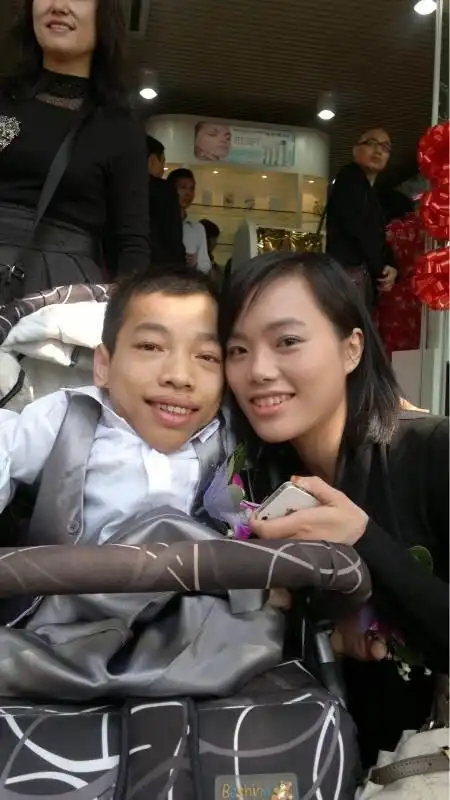 广东男人李创利身高不足1米妻子却1米7