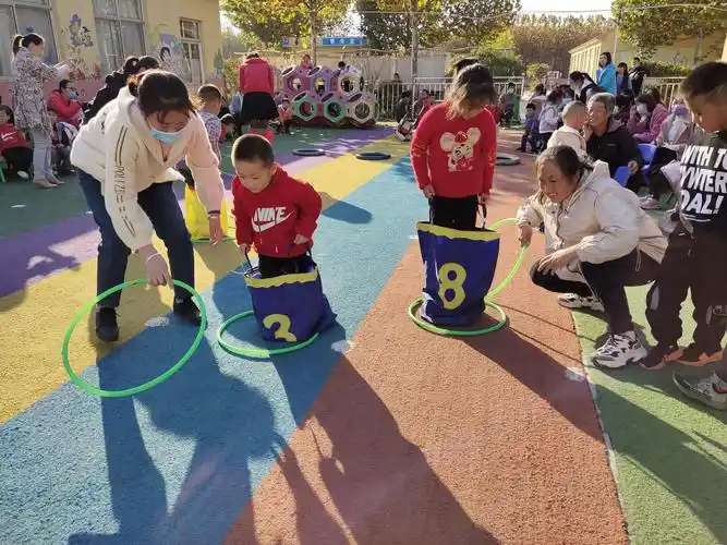 亲子游戏《袋鼠跳》 家长和宝贝一起密切合作!玩的不亦乐乎!