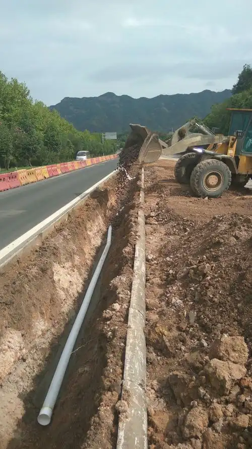 k215 280中分带纵向盲沟铺设碎石