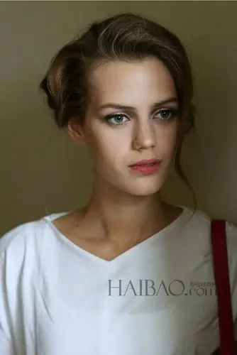 模特新人esther heesch @阿玛尼高定 2013秋冬秀秀场外街拍