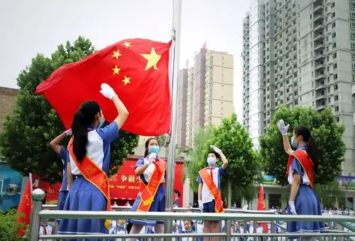 庄严而神圣的升国旗仪式