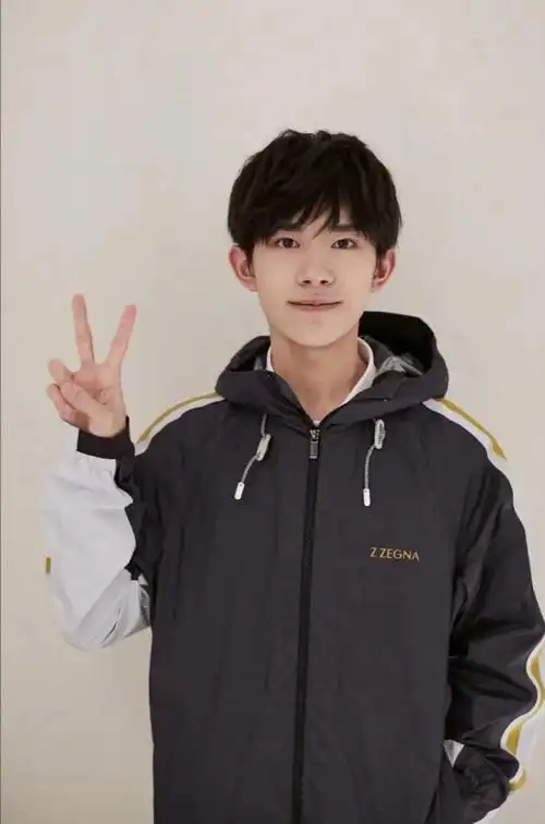 易烊千玺超话#易烊千玺怎么这样#是拍照喜欢比耶的小烊呀7099