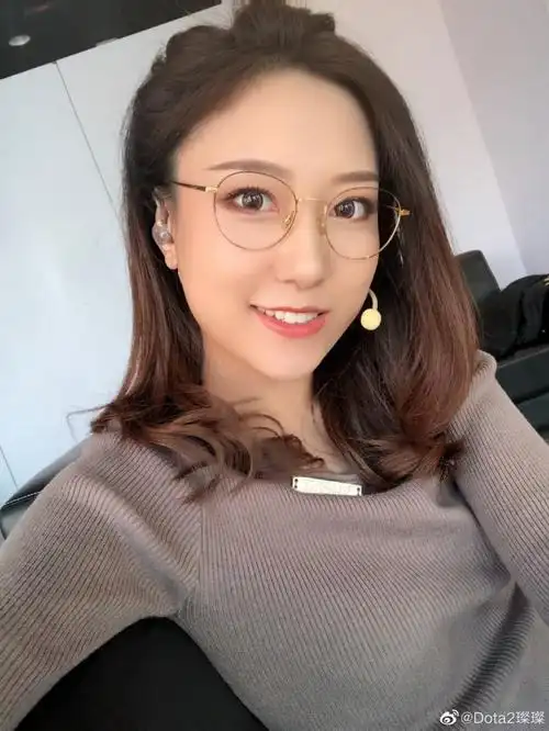 dota2解说璨璨晒照两个角度两个人
