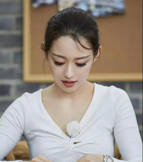 吉娜瘦出眼窝了穿紧身衣1尺6腰围让人羡拎15万包戴金镯太阔气