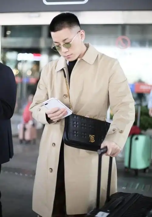 卡斯柏街拍:卡其色风衣格纹裤运动鞋 burberry lola手袋帅气潮男