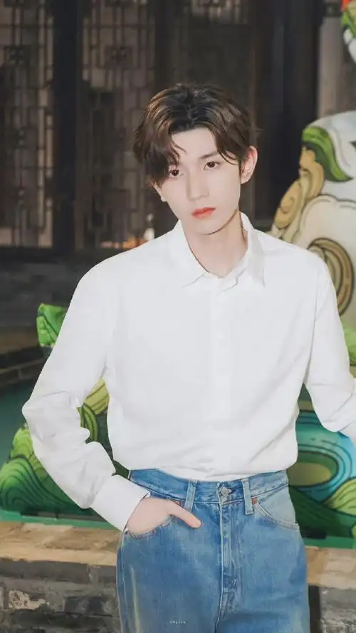 王源白衬衫造型小合集#王源#王总吃面包 优越侧颜杀#王源21景从云集