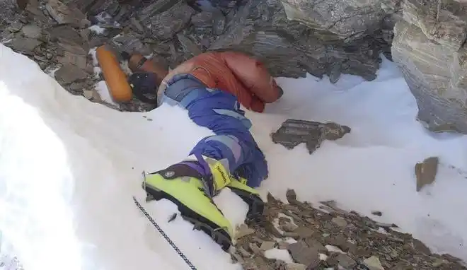 珠峰最著名的3具遗体绿靴子睡美人休息者为何20年不安葬