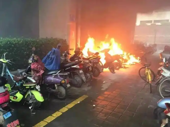 电动自行车爆炸视频集锦