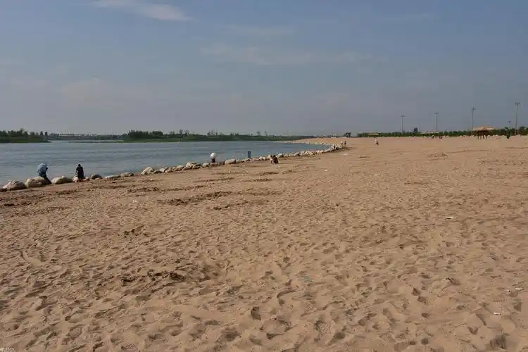 网友自嘲咸阳有了马尔代夫海滩