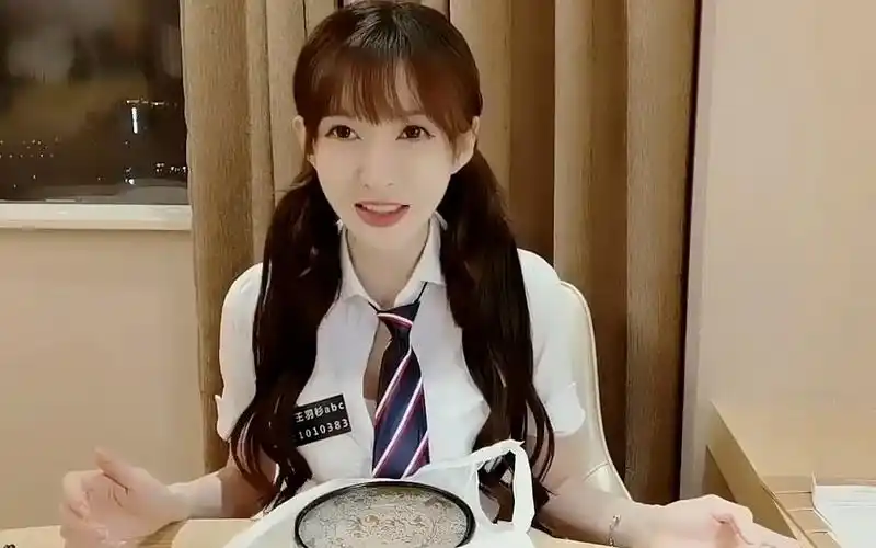 王羽杉 酒店直播表演撒娇吃鸡 第二集