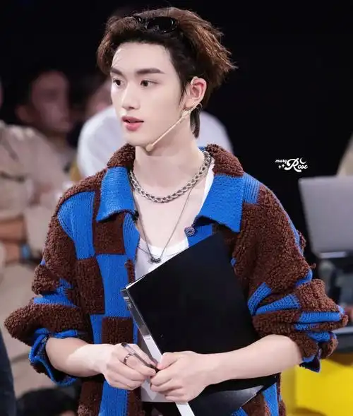 另一方面丁程鑫的年纪也比较小,虽然他出道的时间很长,但因为年龄的