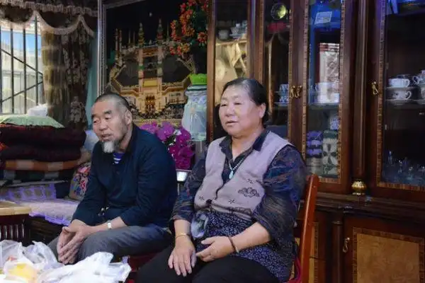 藏回联姻模范家庭 阿嘎马地(左)和白玛央金(右) 摄影 王嘉宁丈夫阿嘎