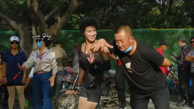 辽宁沈阳公园里群魔乱舞乱象被重视大爷身上挂大妈成绝唱