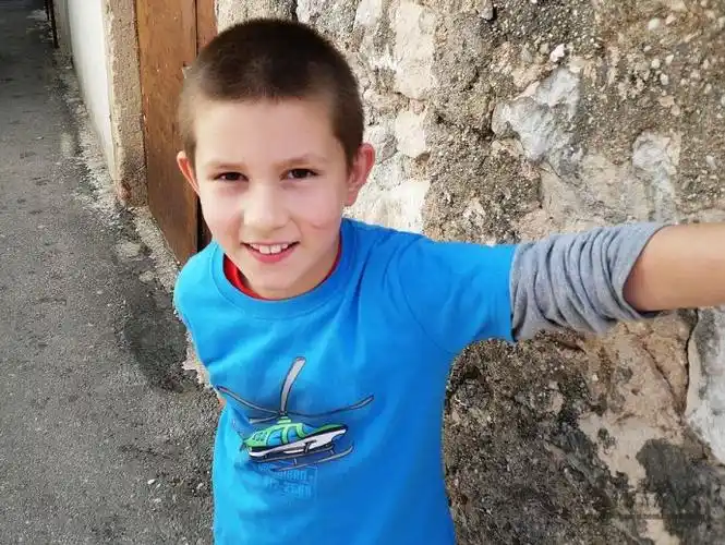 格鲁吉亚另一个邻国亚美尼亚,也是典型高加索人种.