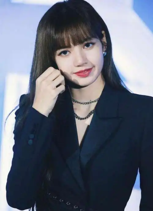 lisa换斜刘海了,在机场与粉丝甜蜜互动,格子西装霸气又时尚