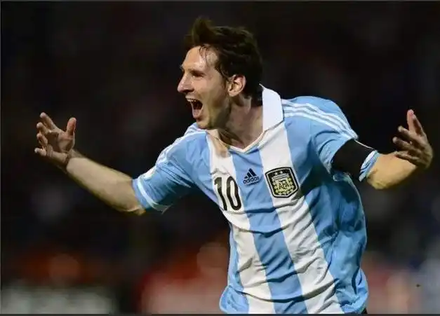 梅西为队友两肋插刀,锁喉对方展现大哥风范"|乌拉圭|阿根廷|里奥梅西|