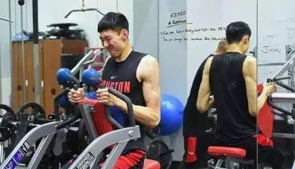 22日,周琦在火箭对阵小牛的常规赛中迎来了他nba生涯的首秀,跟王治郅