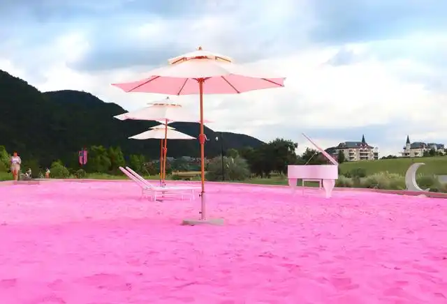 粉色沙滩炫炸朋友圈!贵安新区云漫湖景区推出夏日打卡新景点