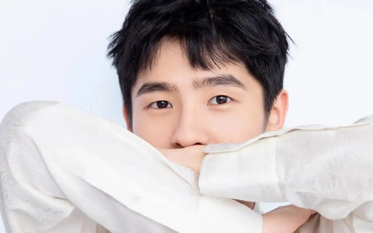 刘昊然阳光帅气写真桌面壁纸