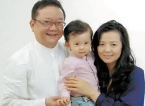 王刚妻子近照曝光 其妻郑艳东老师拉提琴看起来很有气质