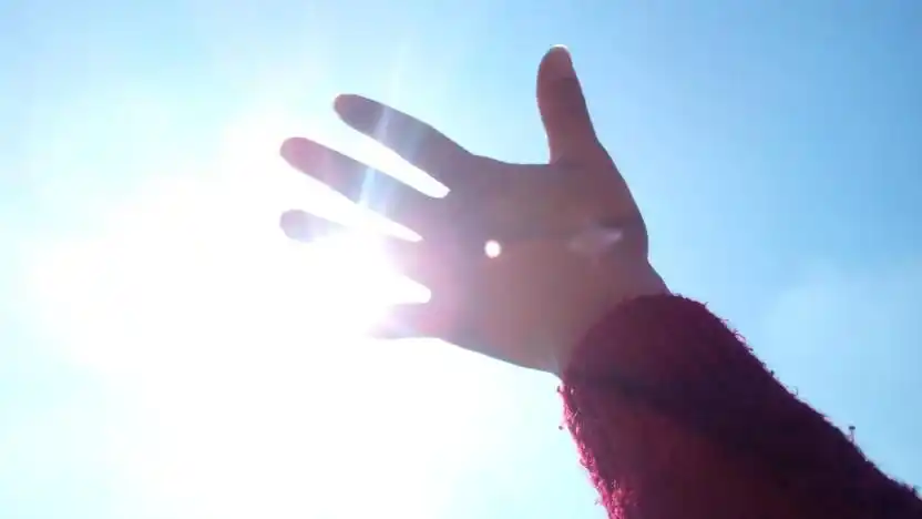 伸手触摸光线的温度.及不上温暖