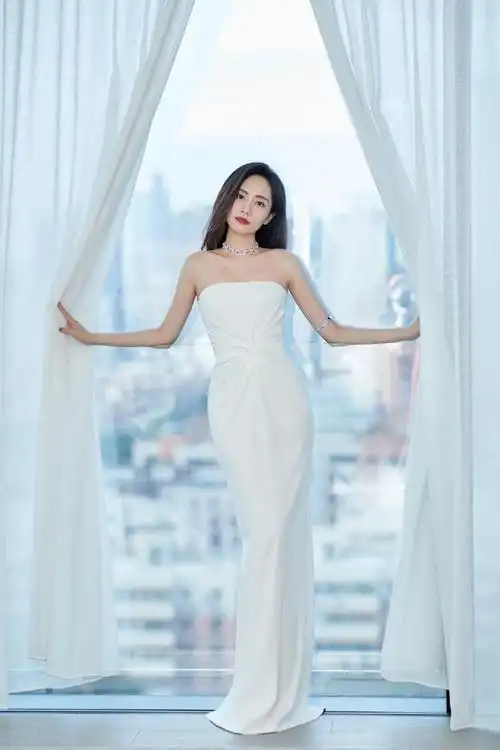 刘惜君真是个标准的衣架子一袭美拉德色系长裙又美又飒又温柔