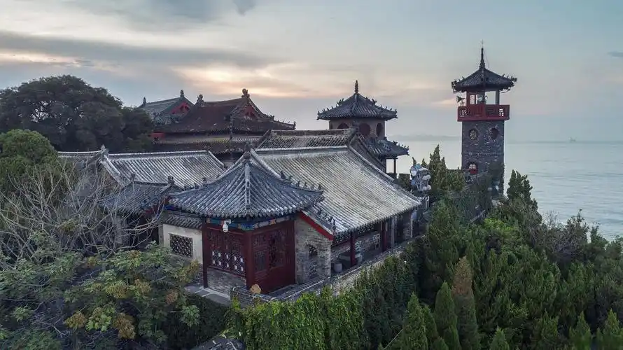 蓬莱阁旅游攻略 蓬莱阁位于中国山东省烟台市蓬莱市,是中国著名的旅游