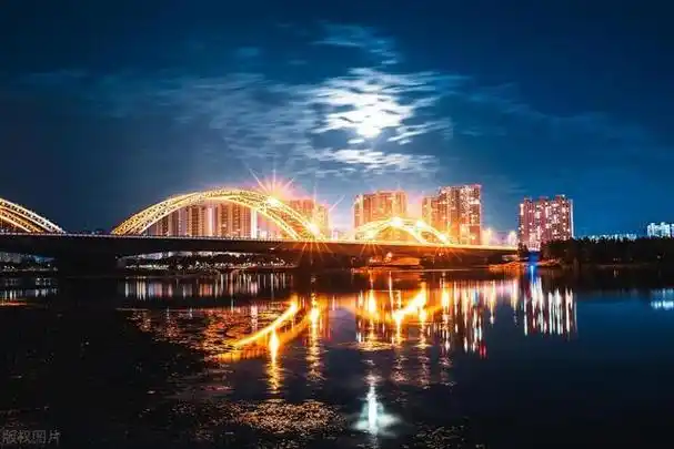 浑河长青桥位于沈阳市区东南部,它不仅见证了这座城市的发展,更承载了