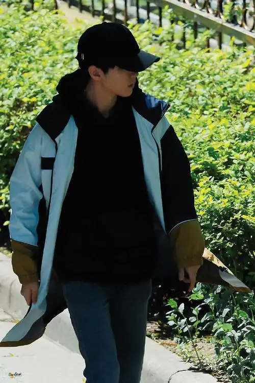 王俊凯超话庄文杰这身形这侧脸简直帅呆了  @tfboys-王俊凯