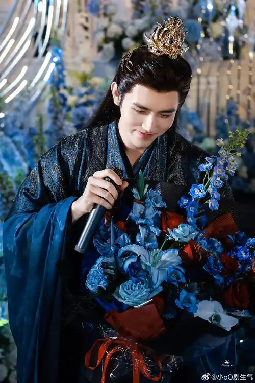 陈飞宇古装捧花照##陈飞宇捧花杀青照