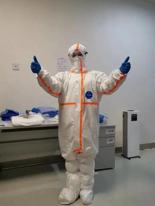 (由于物资不足,一度只有最大码防护服