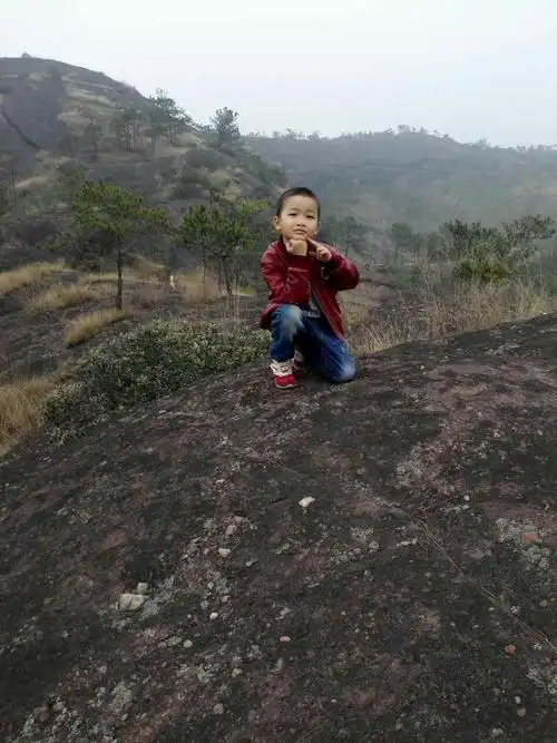 我是勇敢的小男孩,爬到山上来一张帅帅的照片吧!