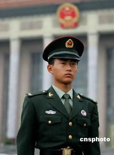 陆军和二炮军装颜色款式雷同,只是臂章有所区别而已