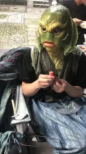 烈日炎炎下顶着38度的高温,演个鱼妖一天800,带着