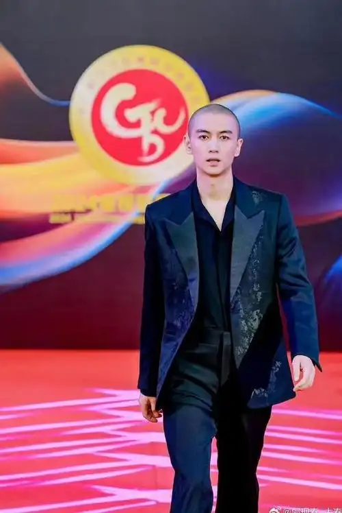 北京这天,被"光头造型"走红毯的陈晓惊艳,有颜任性却惊艳全场