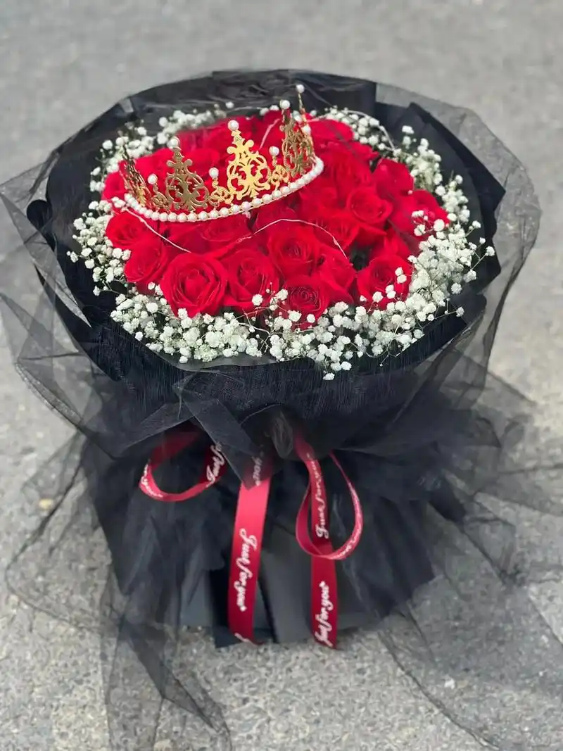 红玫瑰花束 #客订花束 这个真是直男必备,33朵红玫瑰～# - 抖音