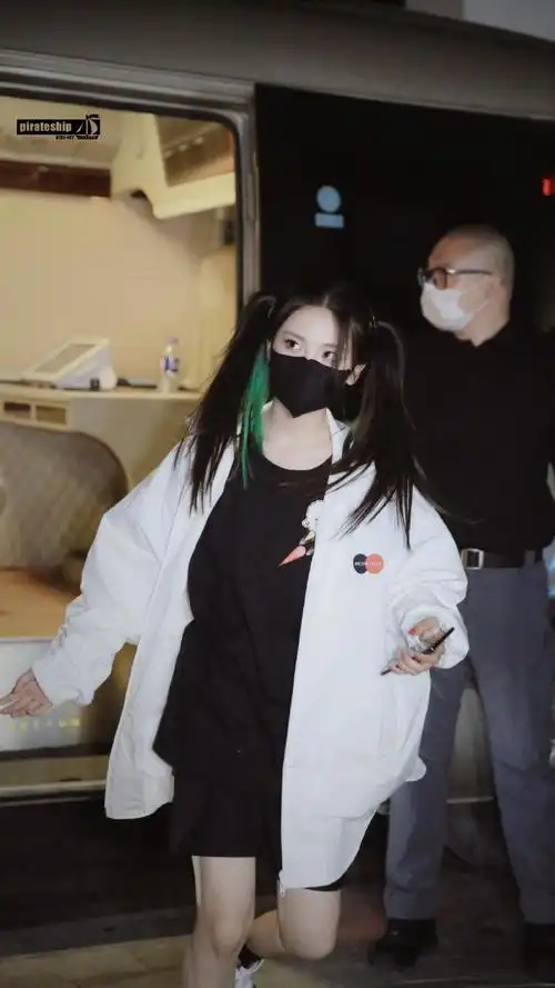 小羊穿着小坐着 飞走的衣服刷的一下飞了过去,甚至