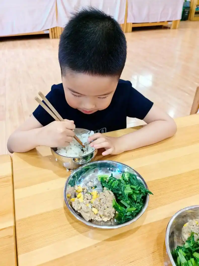 看吃饭就知道,小朋友在幼儿园挺 - 抖音