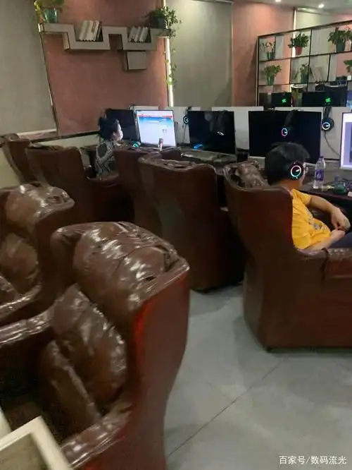 女考生高考没考好一直泡网吧,知道原因后让人心酸,朋友:加油!