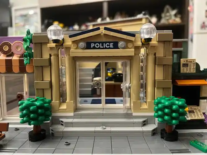 乐高10278警察局完工