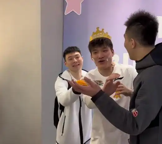 艾伦羡慕草莓 暴扣,手帝神助攻,张镇麟受伤坐着|张镇麟|草莓|郭艾伦